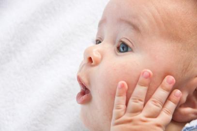 Развитие слуха у ребенка до года