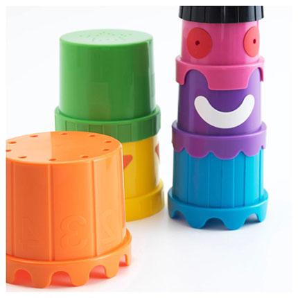 Игрушки для ребёнка от 6 до 9 месяцев: cтаканчики-формочки
