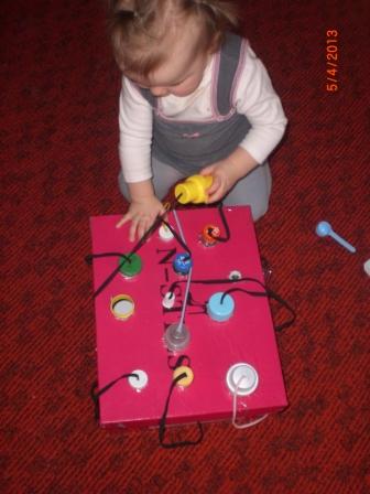 Чем занять детей дома: мастерим игры из подручных материалов