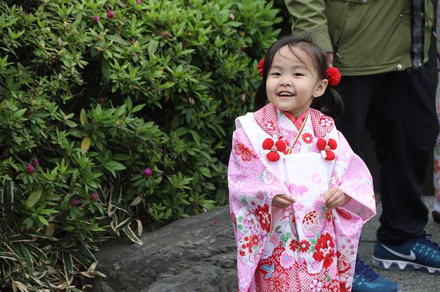 Японская девочка в кимоно